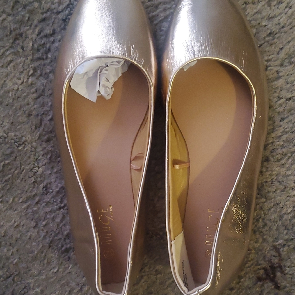 Elegant Metallic Silver Flats with Rounded Toe and Minimalist Design